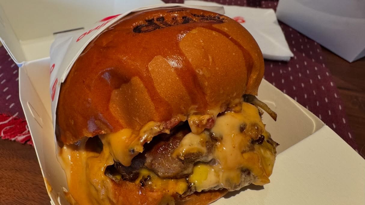 It is my second time at @dinoburgermacau and my first time at their Taipa location. It…